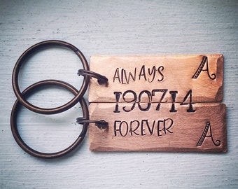 Assorti FOREVER ALWAYS Couples initiales et date spéciale message secret Estampillé à la main 8ème anniversaire de mariage porte-clés cadeau en bronze.