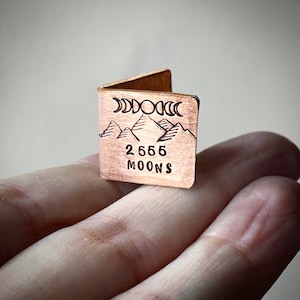 Recuerdo de tarjeta de aniversario de boda de cobre tradicional 7º 9º PERSONALIZADO. Extra pequeña miniatura bonitas iniciales estampadas a mano y fecha.