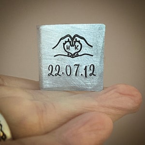 Initiales personnalisées et date de la carte d’anniversaire de mariage souvenir. Extra petite miniature mignonne estampillée à la main. 10ème cadeau traditionnel personnalisé