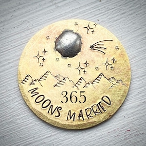 Elige tu cantidad de años regalo aniversario de bodas. Estampado a mano único Moneda de ficha de bolsillo personalizada recuerdo lunas presentes casados