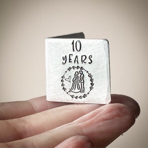 パーソナライズされた10年目の結婚記念日カードの記念品。超小型のかわいい手押しスタンプ。カスタムの伝統的な10周年ギフトLGBTQ