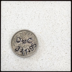 Suerte personalizada de seis peniques. Regalo de bodas. Moneda estampada a mano personalizada, amuleto de buena suerte. Despedida de soltera. Ficha de bolsillo. Talismán neclace