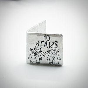 Personnalisé amour monstre personnalisé carte souvenir traditionnelle en aluminium du 10e anniversaire de mariage. Très petites initiales mignonnes miniatures et date