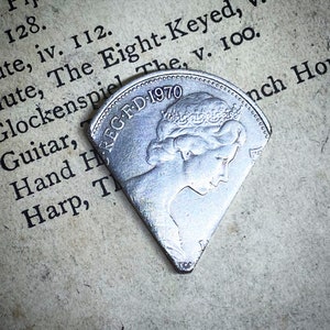 Vintage munt plectrum Gitaar pick. Unieke huwelijksverjaardag, verjaardag, kerstcadeau Muziekliefhebber. Uniek in zijn soort. Kies uw jaar