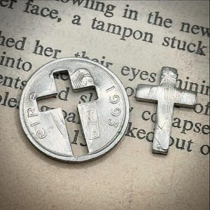 Cruz en mi bolsillo. Céntimos caídos del cielo. Moneda de 5 peniques con forma de cruz de toro de Irlanda antigua. Moneda de bolsillo conmemorativa de la suerte y la buena suerte. Regalo irlandés