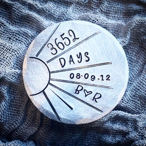 Regalo para el 10.º aniversario de bodas. Lata de aluminio reciclado. Sello tradicional de amor de bolsillo para el 10.º aniversario. Regalo personalizado.