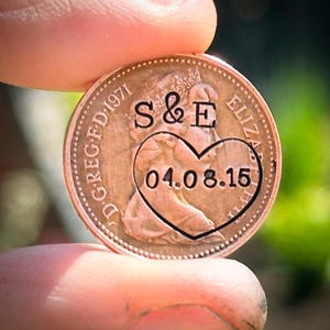 Moneda de la suerte personalizada con fecha especial para el séptimo, noveno y vigesimosegundo aniversario de bodas de cobre. Moneda británica estampada a mano con forma de corazón y símbolo de amor entre marido y mujer