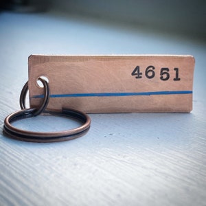 The Thin Blue Line Chaveiro de cobre personalizado com carimbo manual para policiais e policiais, presente de aniversário e formatura