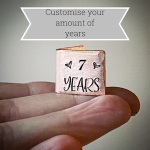 Cantidad PERSONALIZADA de Años Tradicional 7.º 9.º 22.º recuerdo de tarjeta de aniversario de bodas de cobre Miniatura extra pequeña estampada con iniciales y fecha