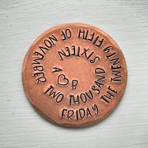 Fecha especial personalizada en palabras Moneda personalizada estampada a mano Amuleto de la suerte Ficha de bolsillo Bronce 8.º 19.º aniversario de boda Iniciales Cumpleaños