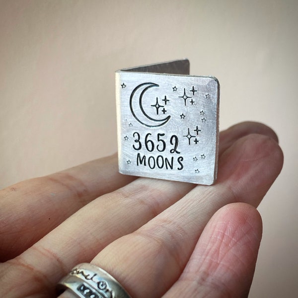 BESTSELLER PERSONALIZED 10 Jahre Hochzeitstag Karte Andenken. Extra kleine Miniatur. Kundenspezifisches traditionelles 10.Geschenk 3652 Monde