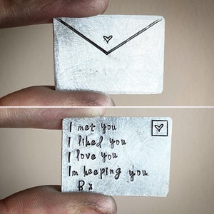 CARTA DE AMOR personalizada 10º regalo de regalo de boda tradicional de aluminio. Nota de amor sobre. Ficha de bolsillo. Inserto de billetera pequeña