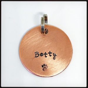 Gepersonaliseerde pootafdruk huisdier-ID-naam en telefoonnummer, gechipt label. Aangepaste hond, kat huisdier tag. Handgestempeld. Koper of messing. Afgebroken