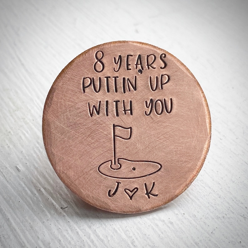 PERSONNALISÉ Marqueur balle de golf traditionnel pour 8e anniversaire de mariage. Cadeau bronze de 8 ans. Souvenir amusant. Initiales du couple image 1