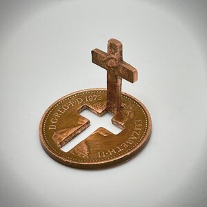 Kreuz in meiner Tasche. Pfennige vom Himmel. Sixpence, vierbeiniges Kreuz als Münze. Verlust, Gedenkstätte, Glücksbringer, Taufe, Glücksbringer Taschengeschenk