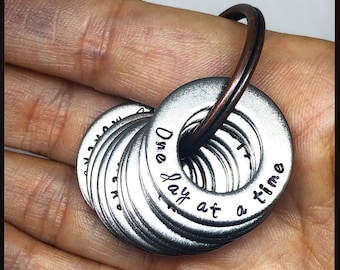 PERSONALIZADO. Llavero con dijes de recuperación de sobriedad. Ficha de aniversario de sobriedad. Un año sin cerveza.