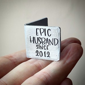 Mari / femme épique depuis la carte d’anniversaire de mariage PERSONNALISÉE de l’année. Extra petite miniature mignonne estampillée à la main Custom traditionnel 10ème cadeau