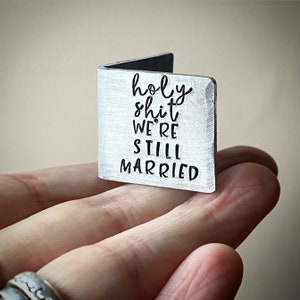 Holy Shit Nous sommes toujours mariés Carte d’anniversaire de mariage PERSONNALISÉE Extra petite miniature mignonne estampillée à la main Personnalisé traditionnel 10ème cadeau
