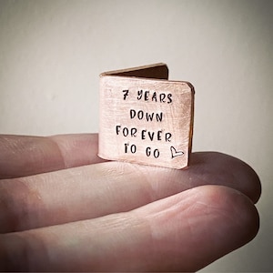 Tarjeta de recuerdo de aniversario de boda de cobre tradicional personalizada del 7.º 9.º 22.º. Bonita miniatura extra pequeña con iniciales y fecha estampadas a mano.