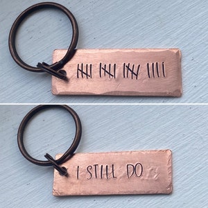 Portachiavi personalizzato con scritta &quot;I Still Do&quot; in bronzo riciclato, con timbro a mano, per il 19° anniversario di matrimonio tradizionale.