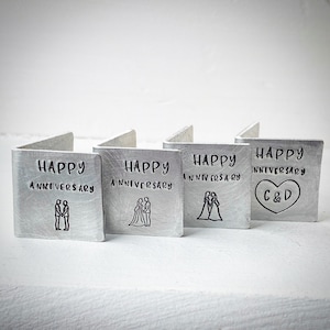 Souvenir de carte d’anniversaire de mariage PERSONNALISÉ. Extra petite miniature mignonne à la main estampillée. Initiales personnalisées et date traditionnelle 10ème cadeau