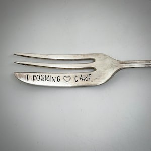 Tenedor para tarta vintage con estampado a mano I FORKING Love CAKE. Regalo divertido, grosero, hermoso, para anunciar un cumpleaños o una Navidad. Té de la tarde