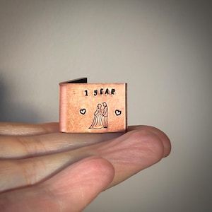 GEPERSONALISEERD 1 jaar 1e huwelijksverjaardag kaart aandenken Extra kleine miniatuur schattige handgestempelde initialen en datum LGBTQ-cadeauornament