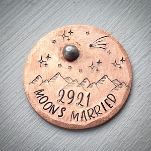 Regalo para el octavo aniversario de bodas. Moneda de bolsillo personalizada, única y tradicional, con sello a mano en bronce recuperado.