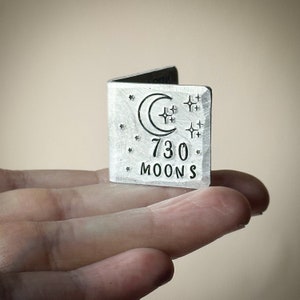 Recuerdo de tarjeta de aniversario de boda personalizado de 2 años. Linda miniatura extra pequeña estampada a mano. Regalo personalizado 730 lunas