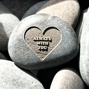 SIEMPRE CONTIGO, recuerdo de bolsillo con piedra de guijarro grabada profundamente, regalo personalizado para cumpleaños, aniversario y larga distancia. No estás solo.