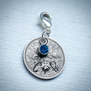 Personalisierte Silber Hochzeit Glücksbringer Braut Vintage Sixpence Pfennig Strumpfband Strauß Charm Geschenk. Hochzeitstag. Braut, Bräutigam Initialen.
