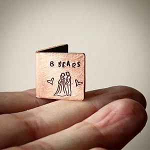 Biglietto ricordo personalizzato per l'8° e il 19° anniversario di matrimonio in bronzo. Miniatura extra piccola con iniziali e data stampate a mano