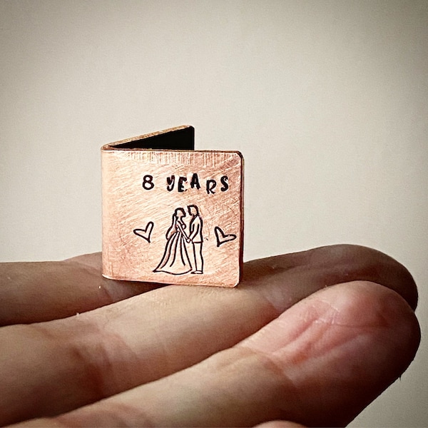 Carte souvenir de mariage traditionnelle en bronze du 8e et du 19e anniversaire de mariage. Très petites initiales et date estampées à la main, miniatures mignonnes