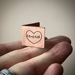 PERSONALIZADO 1º 2º Tradicional 7º 9º recuerdo de cobre de la tarjeta de aniversario de bodas. Extra pequeña miniatura linda estampada a mano fecha personalizada