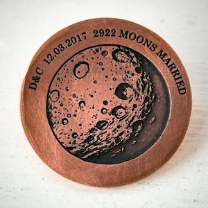 Regalo inusual para el octavo aniversario de bodas. Moneda de bolsillo tradicional de bronce recuperado para el octavo aniversario. Lunas personalizadas grabadas