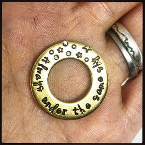 Toujours sous le même ciel. Jeton d’amour en laiton. Porte-bonheur estampillé à la main personnalisé. Jeton de poche. Cadeau de l’armée militaire à distance Talisman