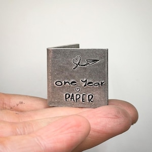 GEPERSONALISEERDE 1e traditionele aandenken aan 1 jaar papieren vliegtuig huwelijksverjaardag. Extra kleine miniatuur schattige handgestempelde aangepaste datum
