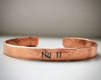 Bracelet jonc personnalisé en cuivre, marque de pointage de 7 ans, estampé à la main. Cadeau traditionnel du 7e anniversaire du mari et de la femme Message caché