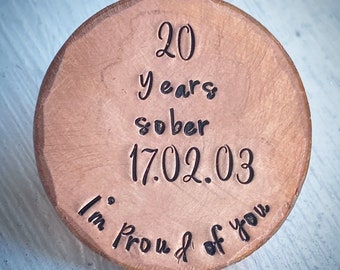 Ficha de sobriedad personalizada, regalo conmemorativo. Grabado a mano a medida. Estoy muy orgulloso/a de ti. Sobrio/a y libre de alcohol. Recuperación tras un hito
