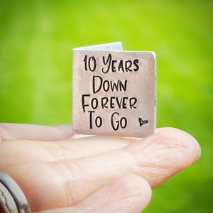 PERSONNALISÉ 10 ans vers le bas Forever To Go souvenir de carte d'anniversaire de mariage Extra petite main miniature estampillé 10e cadeau traditionnel personnalisé