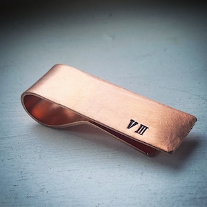 Fermasoldi in bronzo per anniversario di matrimonio Ronan Numerals. Regalo per lui, marito. Tradizionale regalo ricordo per l'ottavo anniversario di matrimonio. Personalizzato