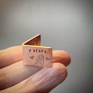 PERSONALIZZATO Tradizionale ricordo della carta per il 7° 9° anniversario di matrimonio in rame. Iniziali e data stampati a mano in miniatura extra piccoli