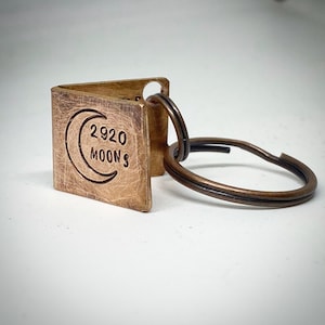 Lembrança de chaveiro personalizada tradicional do 8º ao 19º aniversário de casamento em bronze. Miniatura extra pequena e fofa estampada à mão