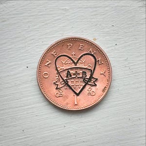 PERSONALIZADO 7º 9º 22º aniversario de bodas de cobre fecha especial LUCKY PENNY. Moneda británica estampada a mano Amor corazón Esposo esposa token