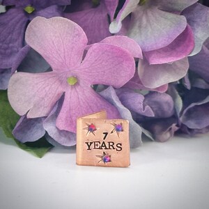 Tarjeta de recuerdo personalizada para el 7.º, 9.º y 22.º aniversario de bodas de cobre. Miniatura de cristal extra pequeña con adorables iniciales y fecha.