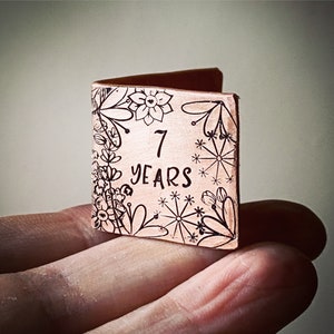 Recuerdo de tarjeta de aniversario de boda de cobre tradicional personalizado 7th 9th 22nd. Lindas iniciales y fecha estampadas en miniatura extra pequeñas
