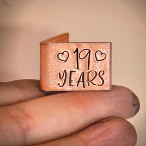 Quantidade PERSONALIZADA de anos Tradicional 8º 19º cartão de lembrança de aniversário de casamento de bronze. Miniatura extra pequena com iniciais e data carimbadas