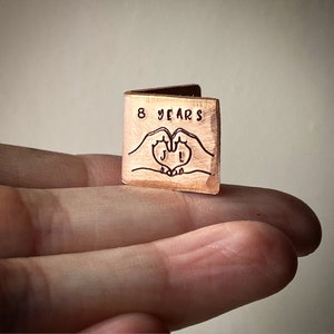 PERSONALIZADO Tradicional 8º 19º cartão de aniversário de casamento em bronze. Pequena miniatura extra pequena com iniciais e data estampadas à mão