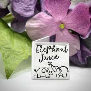 Elephant Juice PERSONALIZADO aniversario de boda Cumpleaños Tarjeta de San Valentín recuerdo. Regalo lindo estampado a mano en miniatura extra pequeño. Te amo