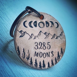 Regalo de aniversario de boda de 9 años. Cobre recuperado Llavero tradicional estampado a mano 9º regalo. llavero. Regalo personalizado días lunas